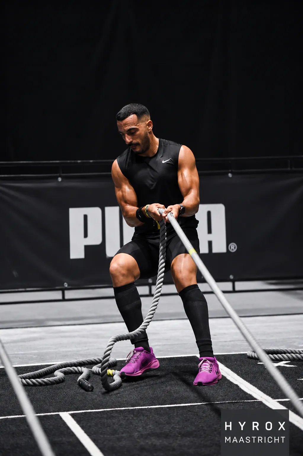 Le coach en pleine épreuve de sled pull lors du HYROX de Maastricht